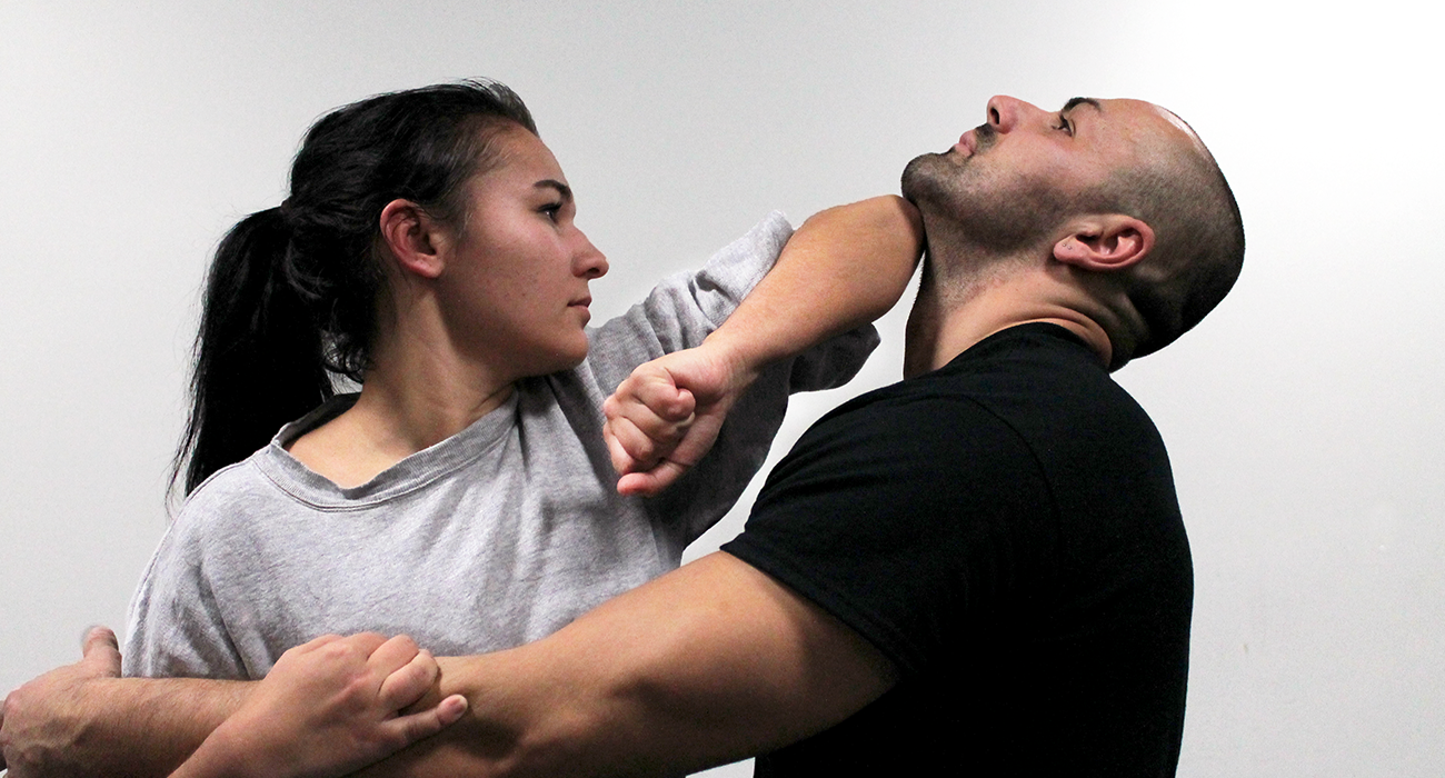 Frau verteidigt sich mit Krav Maga gegen Mann bei Dojo Winti